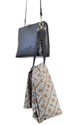 Nähatelier mit Schneiderwerkzeug und Stoffen