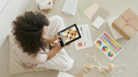 Nachhaltige Verpackung mit recyceltem Karton und Papierfüllung